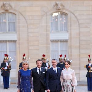 Pour leur première soirée sur place, un dîner d'Etat a été organisé au palais de l'Elysée
Accueil de leurs Majestés le roi Frederik et la reine Mary de Danemark par le président de la République française Emmanuel Macron et de sa femme la Première Dame française Brigitte Macron pour le dîner d’Etat, dans la cour d'Honneur du palais présidentiel de l’Elysée, à Paris, France, le 31 mars 2025, pour une visite d'État de trois jours. © Cyril Moreau/Bestimage