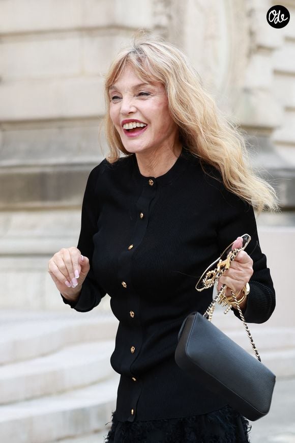 Arielle Dombasle au défilé Chanel "Collection Haute Couture Automne/Hiver 2026-2027" lors de la Fashion Week de Paris, le 7 juillet 2026.

© Florian Lavielle / Bestimage