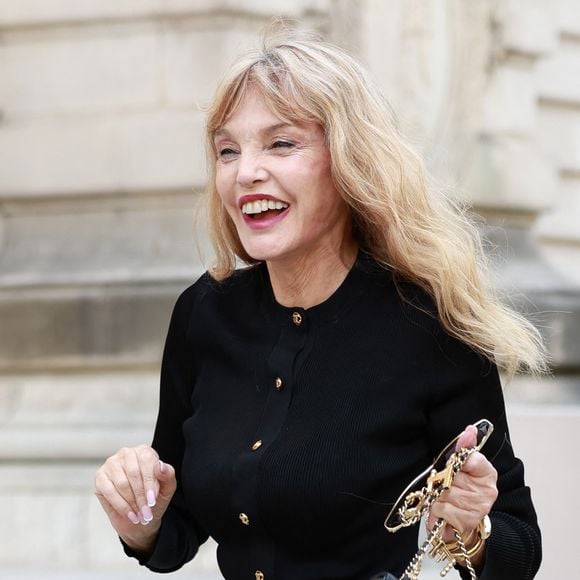 Arielle Dombasle au défilé Chanel "Collection Haute Couture Automne/Hiver 2026-2027" lors de la Fashion Week de Paris, le 7 juillet 2026.

© Florian Lavielle / Bestimage