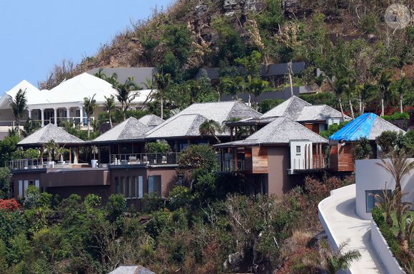 On peut profiter de 8 chambres avec salles de bains et d'une piscine chauffée

Villa Jade - Maison de Johnny Hallyday et Laeticia Hallyday à Saint-Barthélemy, Antilles françaises, le 19 avril 2018. Photo par ABACAPRESS.COM