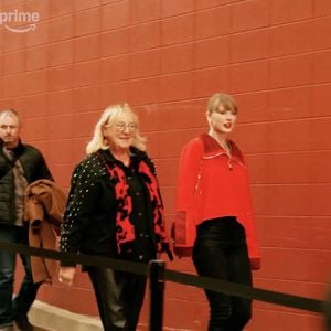Taylor Swift fait un clin d'œil aux photographes alors qu'elle arrive pour assister au match de NFL de son petit ami Travis Kelce. Backgrid USA / Bestimage