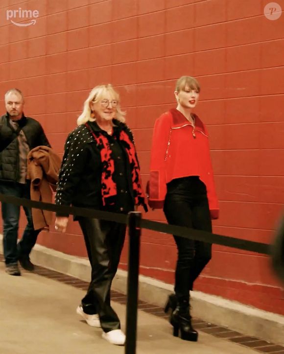 Taylor Swift fait un clin d'œil aux photographes alors qu'elle arrive pour assister au match de NFL de son petit ami Travis Kelce. Backgrid USA / Bestimage