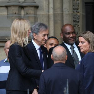 Bernard Arnault et sa fille Delphine, Philippe Goujon, Clara Lejeune et Michel Barnier lors des funérailles de Bernadette Chirac, veuve de l'ancien président français Jacques Chirac, à la basilique Sainte-Clotilde à Paris, en France, le 12 juin 2026. Bernadette Chirac est décédée le 5 juin 2026, à l'âge de 93 ans. Photo d'Alain Guizard/ABACAPRESS.COM