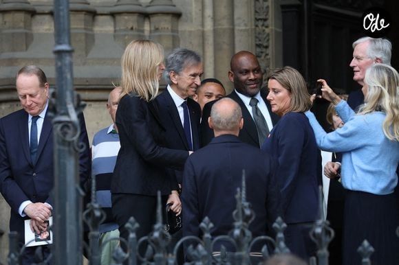 Bernard Arnault et sa fille Delphine, Philippe Goujon, Clara Lejeune et Michel Barnier lors des funérailles de Bernadette Chirac, veuve de l'ancien président français Jacques Chirac, à la basilique Sainte-Clotilde à Paris, en France, le 12 juin 2026. Bernadette Chirac est décédée le 5 juin 2026, à l'âge de 93 ans. Photo d'Alain Guizard/ABACAPRESS.COM