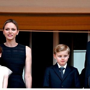 Le prince Albert II de Monaco, La princesse Charlène de Monaco, Le prince Jacques de Monaco, marquis des Baux,, La princesse Gabriella de Monaco, comtesse de Carladès lors de la célébration de la fête de la Saint Jean sur la Place du Palais princier de Monaco, le 23 juin 2025.
La Saint Jean est à l'origine une fête païenne puis chrétienne. Pour les païens, c'était une fête qui célébrait les moissons. Une fois christianisée, cette fête est devenue celle du solstice d'été et donc la fête de la lumière.

© Bruno Bebert / Bestimage