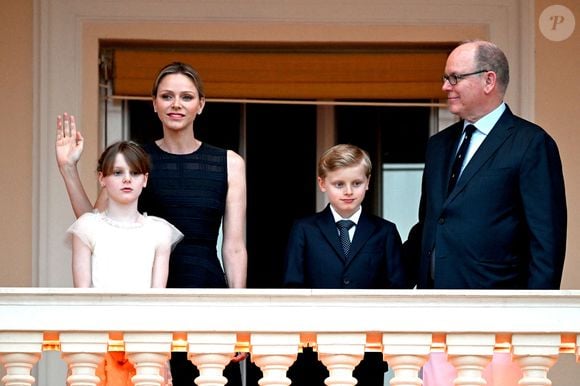 Le prince Albert II de Monaco, La princesse Charlène de Monaco, Le prince Jacques de Monaco, marquis des Baux,, La princesse Gabriella de Monaco, comtesse de Carladès lors de la célébration de la fête de la Saint Jean sur la Place du Palais princier de Monaco, le 23 juin 2025.
La Saint Jean est à l'origine une fête païenne puis chrétienne. Pour les païens, c'était une fête qui célébrait les moissons. Une fois christianisée, cette fête est devenue celle du solstice d'été et donc la fête de la lumière.

© Bruno Bebert / Bestimage