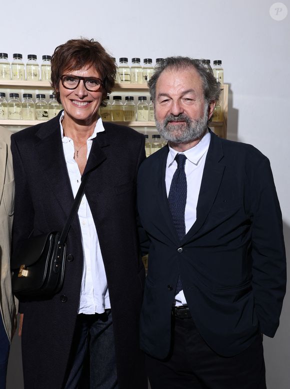 Exclusif - Inès de la Fressange et son compagnon Denis Olivennes - Vernissage de l'exposition "Wonderland" de Nine d'Urso à la galerie Basia Embiricos (14 rue des jardins Saint-Paul 75004 Paris) à Paris le 12 octobre 2023. Nine d'Urso propose une autre méthode pour «recycler» l’énergie psychique en art. Afin de créer son œuvre, la plasticienne demandait aux membres de sa famille, à ses amis et même à des personnes aléatoires de lui confier leurs secrets, et chacun d'eux elle plaçait, comme une alchimiste médiévale, dans une petite bouteille en y collant un dessin allégorique. Ainsi, le «placard à histoires» de Nine d'Urso contient plusieurs dizaines de «confessions chiffrées». Osés et satiriques, directs et difficiles à décrypter, raffinés et juste sauvages. © Denis Guignebourg/Bestimage