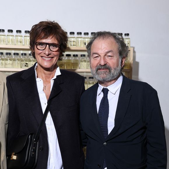 Exclusif - Inès de la Fressange et son compagnon Denis Olivennes - Vernissage de l'exposition "Wonderland" de Nine d'Urso à la galerie Basia Embiricos (14 rue des jardins Saint-Paul 75004 Paris) à Paris le 12 octobre 2023. Nine d'Urso propose une autre méthode pour «recycler» l’énergie psychique en art. Afin de créer son œuvre, la plasticienne demandait aux membres de sa famille, à ses amis et même à des personnes aléatoires de lui confier leurs secrets, et chacun d'eux elle plaçait, comme une alchimiste médiévale, dans une petite bouteille en y collant un dessin allégorique. Ainsi, le «placard à histoires» de Nine d'Urso contient plusieurs dizaines de «confessions chiffrées». Osés et satiriques, directs et difficiles à décrypter, raffinés et juste sauvages. © Denis Guignebourg/Bestimage