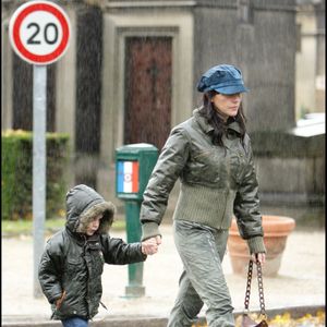 Il se serait immolé par le feu.

Décès de Diego, fils cadet de la chanteuse Lio, immolé par le feu à l'âge de 21 ans. Son corps a été retrouvé ce week-end, à proximité de l’aéroport Roissy-Charles-de-Gaulle. 

Lio et son fils aux obsèques de Francis Girod. 

Photo : COADIC GUIREC / BESTIMAGE