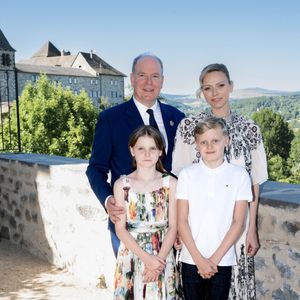 Le prince Albert II de Monaco, la princesse Charlène de Monaco, le prince Jacques de Monaco, marquis des Baux, et la princesse Gabriella de Monaco, comtesse de Carladès, ont été accueillis à Mur-de-Barrez en aveyron par M. Pierre Ignace, le maire de la commune et membre de la délégation officielle française lors de la récente visite d’État à Monaco. Une nouvelle médiathèque, créée par la Communauté de communes Aubrac-Carladez-Viadène, a été officiellement baptisée Médiathèque Princesse Gabriella, le 9 juillet 2025. © NivierePool/Bestimage