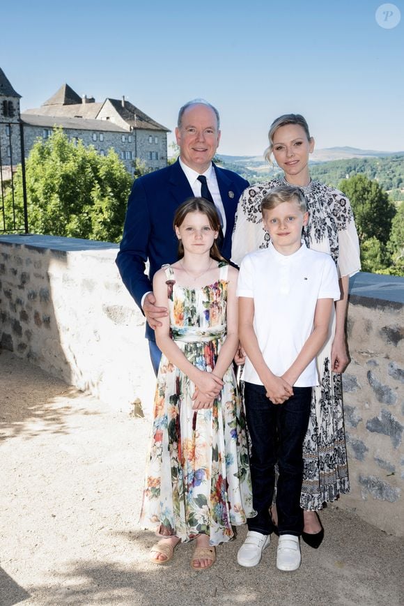 Le prince Albert II de Monaco, la princesse Charlène de Monaco, le prince Jacques de Monaco, marquis des Baux, et la princesse Gabriella de Monaco, comtesse de Carladès, ont été accueillis à Mur-de-Barrez en aveyron par M. Pierre Ignace, le maire de la commune et membre de la délégation officielle française lors de la récente visite d’État à Monaco. Une nouvelle médiathèque, créée par la Communauté de communes Aubrac-Carladez-Viadène, a été officiellement baptisée Médiathèque Princesse Gabriella, le 9 juillet 2025. © NivierePool/Bestimage