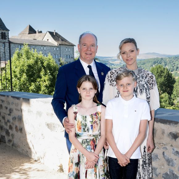 Le prince Albert II de Monaco, la princesse Charlène de Monaco, le prince Jacques de Monaco, marquis des Baux, et la princesse Gabriella de Monaco, comtesse de Carladès, ont été accueillis à Mur-de-Barrez en aveyron par M. Pierre Ignace, le maire de la commune et membre de la délégation officielle française lors de la récente visite d’État à Monaco. Une nouvelle médiathèque, créée par la Communauté de communes Aubrac-Carladez-Viadène, a été officiellement baptisée Médiathèque Princesse Gabriella, le 9 juillet 2025. © NivierePool/Bestimage