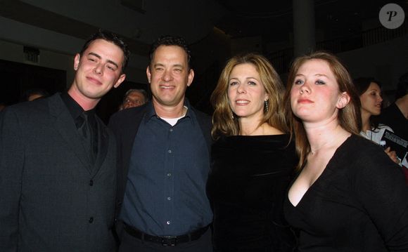 Une nouvelle vie s’ouvrait alors à Elizabeth Ann Hanks qui a dû s’adapter à de nouveaux codes, aidée par sa belle-mère Rita Wilson qui, sans chercher à remplacer sa mère, aurait "tout réparé" avant la mort de Susan Dillingham en 2002 suite à un cancer des os.

7 janvier 2002 ; Los Angeles, Californie, États-Unis ; La famille Hanks : Colin Hanks, Tom Hanks avec sa fille Elizabeth Hanks et sa femme Rita Wilson à l’avant-première d’« Orange County » à Los Angeles, États-Unis, le 7 janvier 2002. Photo : Robert Millard/ZUMA/ABACAPRESS.COM