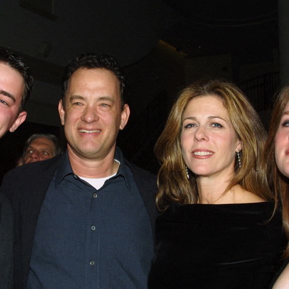 Une nouvelle vie s’ouvrait alors à Elizabeth Ann Hanks qui a dû s’adapter à de nouveaux codes, aidée par sa belle-mère Rita Wilson qui, sans chercher à remplacer sa mère, aurait "tout réparé" avant la mort de Susan Dillingham en 2002 suite à un cancer des os.

7 janvier 2002 ; Los Angeles, Californie, États-Unis ; La famille Hanks : Colin Hanks, Tom Hanks avec sa fille Elizabeth Hanks et sa femme Rita Wilson à l’avant-première d’« Orange County » à Los Angeles, États-Unis, le 7 janvier 2002. Photo : Robert Millard/ZUMA/ABACAPRESS.COM