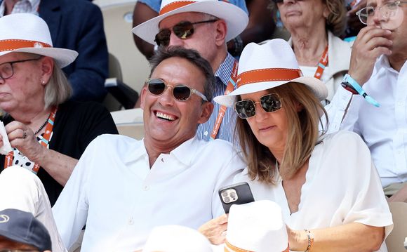 Lola est la fille de Julien Courbet et Catherine, qui sont en couple depuis le début des années 90.

Julien Courbet et sa femme Catherine dans les tribunes des Internationaux de France de tennis de Roland Garros 2023 le 6 juin 2023.

© Jacovides-Moreau/Bestimage