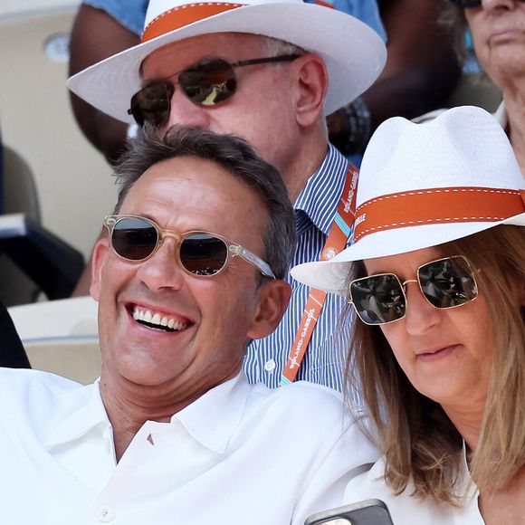 Lola est la fille de Julien Courbet et Catherine, qui sont en couple depuis le début des années 90.

Julien Courbet et sa femme Catherine dans les tribunes des Internationaux de France de tennis de Roland Garros 2023 le 6 juin 2023.

© Jacovides-Moreau/Bestimage