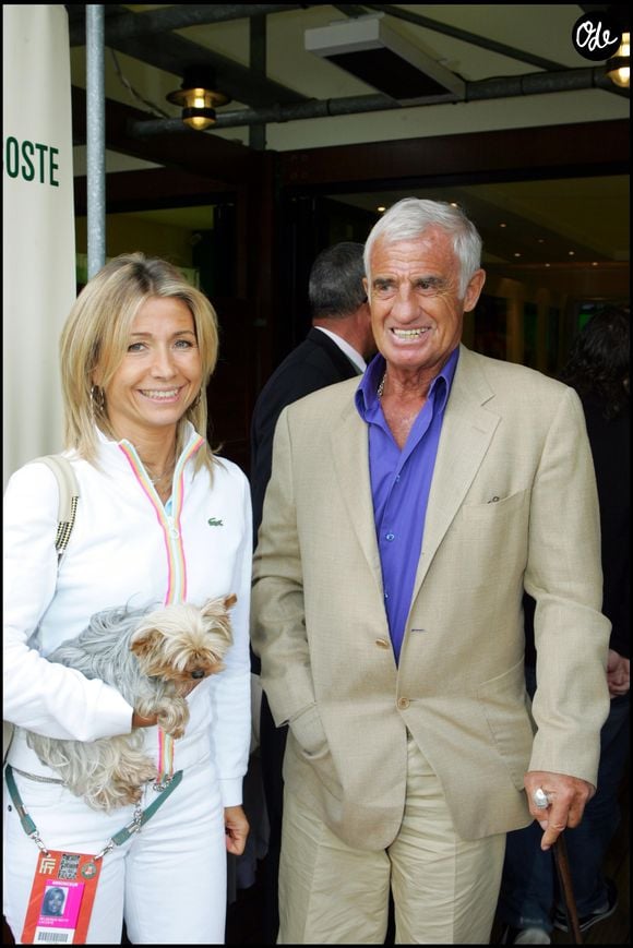 Alors, à l'instar d'autres membres du clan Belmondo, Natty Tardivel a également pris ses réseaux sociaux pour honorer la mémoire de son ex-mari. 

Jean-Paul Belmondo et son ex-épousee Natty lors de la première journée des Internationaux de France à Roland-Garros le 23 mai 2005.

© Nikola Kis Derdei  - Bertrand Rindoff Petroff / Bestimage