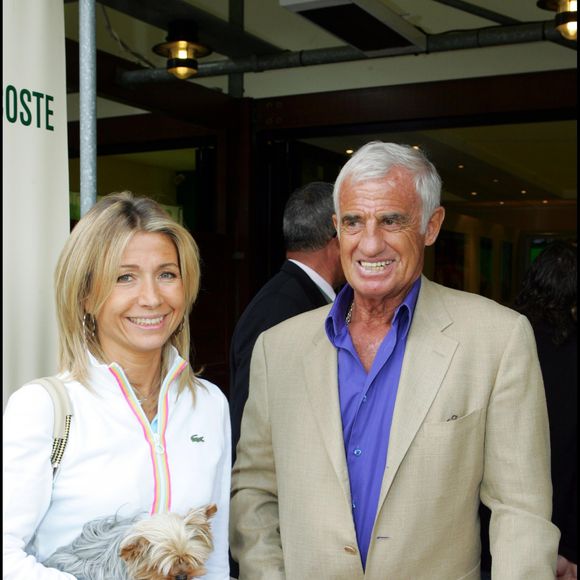 Alors, à l'instar d'autres membres du clan Belmondo, Natty Tardivel a également pris ses réseaux sociaux pour honorer la mémoire de son ex-mari. 

Jean-Paul Belmondo et son ex-épousee Natty lors de la première journée des Internationaux de France à Roland-Garros le 23 mai 2005.

© Nikola Kis Derdei  - Bertrand Rindoff Petroff / Bestimage