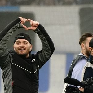 Ce vendredi 15 mai, le rappeur ouvre une toute nouvelle boutique éphémère dans le XIe arrondissement
Le rappeur marseillais Jul lors du mMatch de championnat de Ligue 1 Uber Eats opposant l'Olympique Marseille (OM) au FC Lorient au Stade Vélodrome à Marseille, France, le 14 janvier 2023. L'OM s'est imposé 3-1. Norbert Scanella/Panoramic/Bestimage