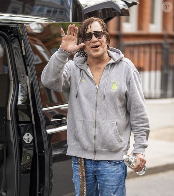 Mickey Rourke quitte l'hôtel Sloane à Londres, Royaume-Uni, le 14 avril 2025. Photo by The Sun/News Licensing/ABACAPRESS.COM