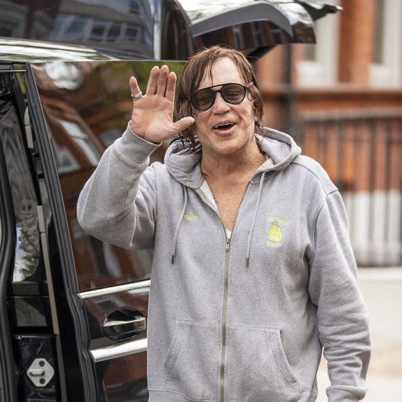 Mickey Rourke quitte l'hôtel Sloane à Londres, Royaume-Uni, le 14 avril 2025. Photo by The Sun/News Licensing/ABACAPRESS.COM