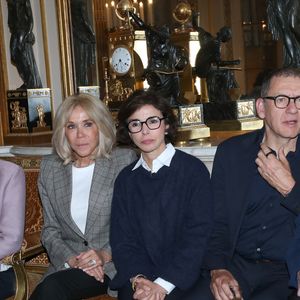 “Voir mes archives rejoindre les Archives nationales me bouleverse plus que tout”, exprime Line Renaud

Dominique Besnehard, Françoise Barré-Sinoussi (Présidente du Sidaction), Brigitte Macron, Rachida Dati (Ministre de la Culture), Dany Boon et Line Renaud - Line Renaud fait don de ses archives aux Archives Nationales au Ministère de la Culture, Paris le 12 Mai 2025. L’ex-meneuse de revue qui fêtera ses 97 ans le 2 juillet prochain a remis à la ministre de la Culture R. Dati, la lettre par laquelle elle fait don de ses archives (correspondances, papiers et documents personnels et professionnels) à l’État. Un moment fort en émotions qu’elle a partagé avec ses «enfants de cœur». © Bertrand Rindoff / Bestimage