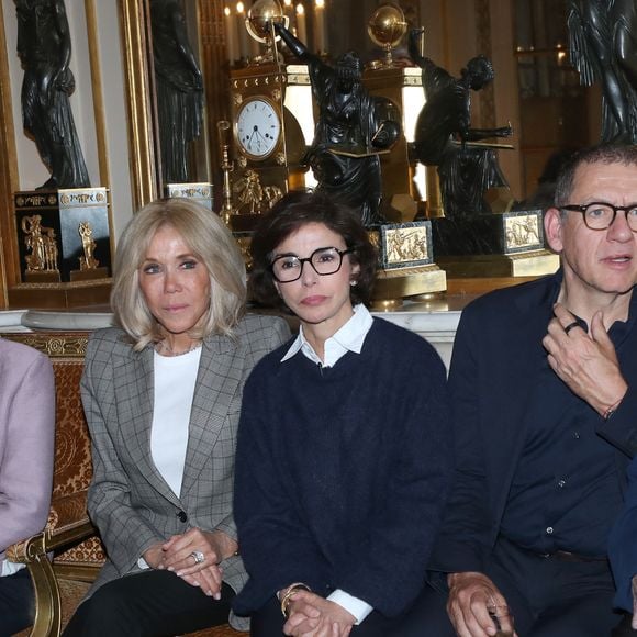 “Voir mes archives rejoindre les Archives nationales me bouleverse plus que tout”, exprime Line Renaud

Dominique Besnehard, Françoise Barré-Sinoussi (Présidente du Sidaction), Brigitte Macron, Rachida Dati (Ministre de la Culture), Dany Boon et Line Renaud - Line Renaud fait don de ses archives aux Archives Nationales au Ministère de la Culture, Paris le 12 Mai 2025. L’ex-meneuse de revue qui fêtera ses 97 ans le 2 juillet prochain a remis à la ministre de la Culture R. Dati, la lettre par laquelle elle fait don de ses archives (correspondances, papiers et documents personnels et professionnels) à l’État. Un moment fort en émotions qu’elle a partagé avec ses «enfants de cœur». © Bertrand Rindoff / Bestimage