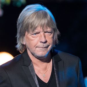 À Mirabel-aux-Baronnies, dans la Drôme provençale, une école pas comme les autres attire encore les admirateurs de Renaud.

Exclusif - Le chanteur Renaud (Renaud Séchan) - Tournage de l'émission "Merci Renaud" dans les studios de la Plaine Saint-Denis. © Cyril Moreau / Bestimage