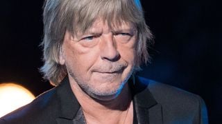 Renaud : cette petite école de la Drôme provençale où le chanteur se rend régulièrement après y avoir investi 150 000 euros, "Il vient en personne"