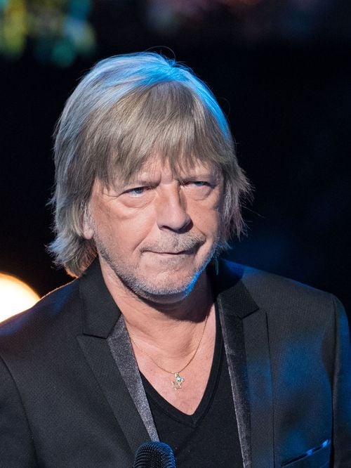 Renaud : cette petite école de la Drôme provençale où le chanteur se rend régulièrement après y avoir investi 150 000 euros, "Il vient en personne"