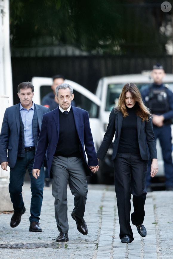 pour accompagner le transfert de son beau-père et ancien président de la République vers la prison de la Santé.

Nicolas Sarkozy, accompagné de sa femme Carla Bruni, sort de son domicile pour être incarcéré à la prison de La Santé à Paris le 21 octobre 2025 

© Moreau / Jacovides / Bestimage