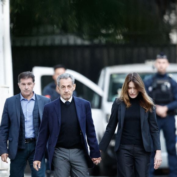 pour accompagner le transfert de son beau-père et ancien président de la République vers la prison de la Santé.

Nicolas Sarkozy, accompagné de sa femme Carla Bruni, sort de son domicile pour être incarcéré à la prison de La Santé à Paris le 21 octobre 2025 

© Moreau / Jacovides / Bestimage