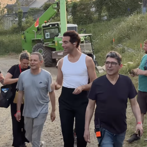Repérant une famille de riverains qui l'observait depuis son jardin, le chanteur l'a invitée à rejoindre son show

Mika avant son show au festival Papillons de Nuit à Saint-Laurent-de-Cuves dans la Manche en mai 2026. Capture Instagram