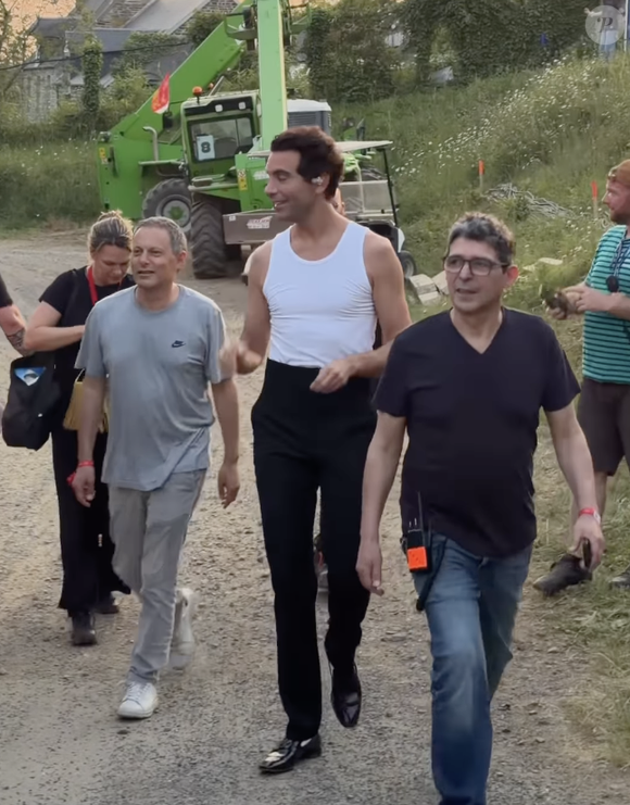 Repérant une famille de riverains qui l'observait depuis son jardin, le chanteur l'a invitée à rejoindre son show

Mika avant son show au festival Papillons de Nuit à Saint-Laurent-de-Cuves dans la Manche en mai 2026. Capture Instagram