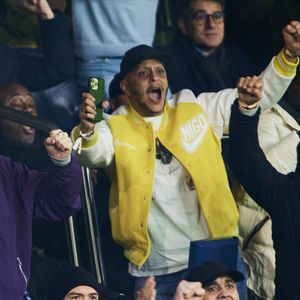 Artus, Tareek et Ary Abittan - Célébrités assistent au match de Ligue des champions entre le PSG et Manchester City (4-2) au Parc des Princes à Paris le 22 janvier 2025. © Cyril Moreau/Bestimage