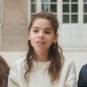 Leur fille Lila, 14 ans, participe à "The Voice kids"

Lila Debbouze (en blanc), la fille de Mélissa Theuriau et Jamel Debbouze, fait une première apparition remarquée à la télévision dans le documentaire Le Temps des femmes, diffusé sur France 2 et produit par sa mère. © Capture TV France 2 via Bestimage | 00762155