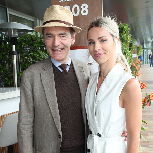 Après chaque étape, elle monte dans une voiture avec Alexandre Pasteur et Franck Ferrand vers 20h pour rejoindre l'arrivée de l'étape suivante

Franck Ferrand et Marion Rousse - Déjeuner dans la loge de France Télévision lors des Internationaux de France de Tennis de Roland Garros 2025 - Jour 03 à Paris le 27 Mai 2025. 
© Bertrand Rindoff / Bestimage