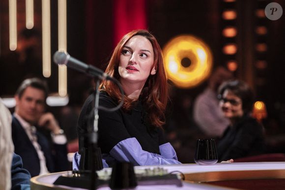 Son arrivée a été saluée par les auditeurs et les membres historiques de l’émission.

Laura Calu - Enregistrement de l'émission "On Est En Direct" (OEED), présentée par L.Ruquier, diffusée sur France 2 le 9 janvier 2021 © Jack Tribeca / Bestimage