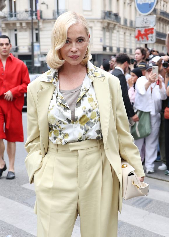 Emmanuelle Béart au défilé AMI "Collection Homme Prêt-à-Porter Printemps/Eté 2026" lors de la Fashion Week de Paris, le 25 juin 2025.

Photo : Denis Guignebourg / Bestimage