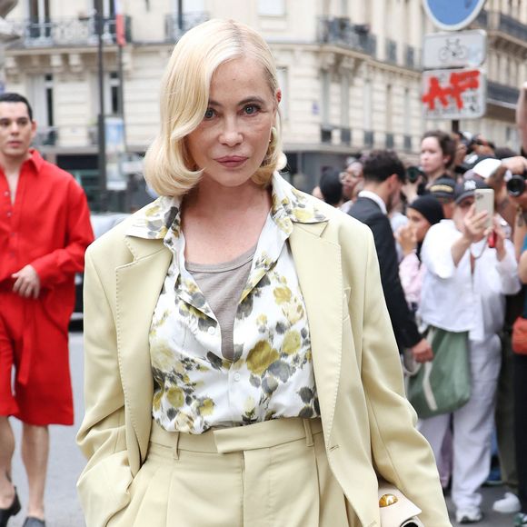 Emmanuelle Béart au défilé AMI "Collection Homme Prêt-à-Porter Printemps/Eté 2026" lors de la Fashion Week de Paris, le 25 juin 2025.

Photo : Denis Guignebourg / Bestimage
