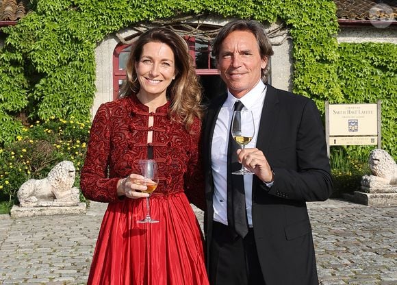 Elle a ensuite lancé : "Il paraît que je ne tiendrai pas."
Anne-Claire Coudray et son compagnon Nicolas Vix lors de la fête de la fleur et l'intronisation de personnalités commandeurs et ambassadeurs par la Commanderie du Bontemps au Château Smith Haut Lafitte à Martillac. © Fabien Cottereau / Patrick Bernard / Bestimage