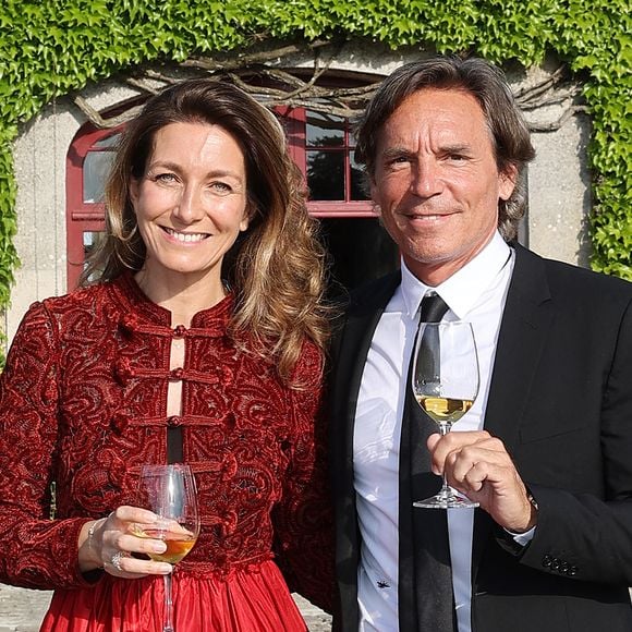 Elle a ensuite lancé : "Il paraît que je ne tiendrai pas."
Anne-Claire Coudray et son compagnon Nicolas Vix lors de la fête de la fleur et l'intronisation de personnalités commandeurs et ambassadeurs par la Commanderie du Bontemps au Château Smith Haut Lafitte à Martillac. © Fabien Cottereau / Patrick Bernard / Bestimage