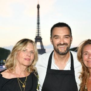 Exclusif - Virginie Coupérie-Eiffel, Coco Coupérie-Eiffel avec Cyril Lignac dans l’espace VIP “le Pavillon Eiffel,” lors de la 12ème édition Longines Paris Eiffel Jumping au pied de la Tour Eiffel sur le Champ-de-Mars à Paris, France le 20 juin 2026.
© Perusseau / Veeren / Bestimage