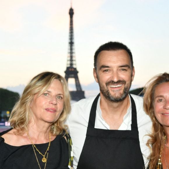 Exclusif - Virginie Coupérie-Eiffel, Coco Coupérie-Eiffel avec Cyril Lignac dans l’espace VIP “le Pavillon Eiffel,” lors de la 12ème édition Longines Paris Eiffel Jumping au pied de la Tour Eiffel sur le Champ-de-Mars à Paris, France le 20 juin 2026.
© Perusseau / Veeren / Bestimage