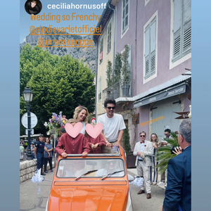 Leurs deux fils, Marcus, 12 ans, et Solal, 9 ans, étaient bien sûr de la fête. Les deux acteurs se sont rencontrés en 2010 sur le tournage de Plus belle la vie.
Photo du mariage d’Élodie Varlet et Jérémie Poppe. Capture Instagram mai 2026.