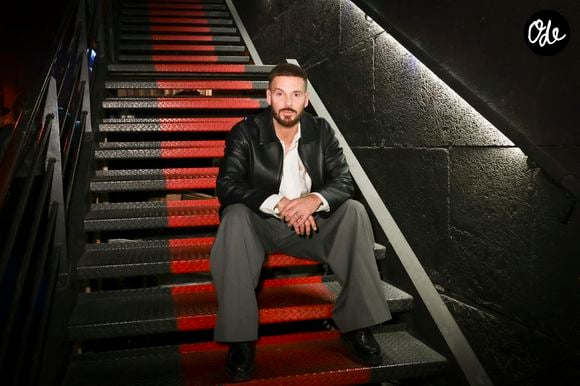 Matt Pokora dans les coulisses de l'enregistrement de l'émission "La fête de la chanson française - 20 ans d'émotions" présentée par L. Thilleman et A. Manoukian, et diffusée le 17 avril sur France 3 à Paris, en France, le 9 décembre 2025. © Jack Tribeca/Bestimage