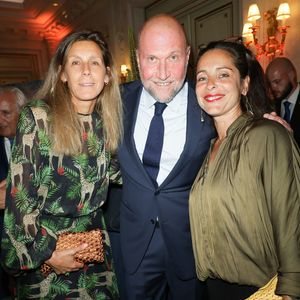 François Damiens avec sa compagne Gaëlle et Audrey Dana - Cocktail du Gala de charité pour l'Océan de la Maud Fontenoy Foundation dédiée à l’éducation à l’environnement et à la sauvegarde de nos mers et océans à l'Hôtel Meurice à Paris le 16 juin 2026. © Coadic Guirec/Bestimage