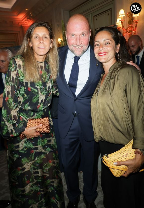 François Damiens avec sa compagne Gaëlle et Audrey Dana - Cocktail du Gala de charité pour l'Océan de la Maud Fontenoy Foundation dédiée à l’éducation à l’environnement et à la sauvegarde de nos mers et océans à l'Hôtel Meurice à Paris le 16 juin 2026. © Coadic Guirec/Bestimage