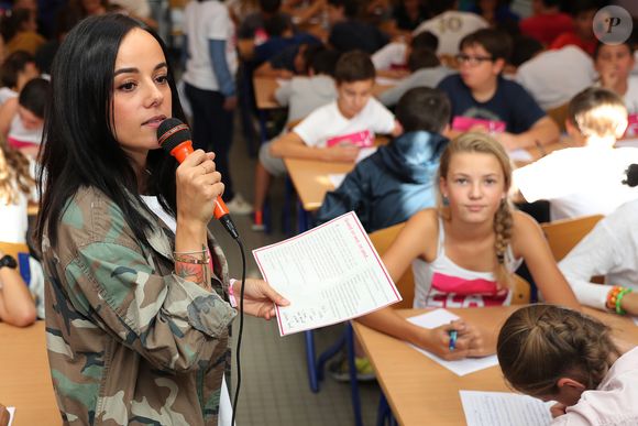 Exclusif - La chanteuse Alizée a donné de la voix pour se faire entendre des 109 élèves de 5ème qui participaient à la dictée ELA. © Olivier Sanchez/Crystal Pictures/Bestimage