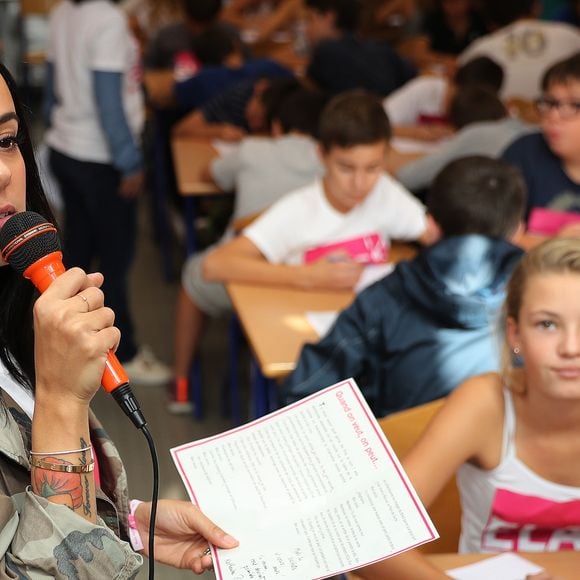 Exclusif - La chanteuse Alizée a donné de la voix pour se faire entendre des 109 élèves de 5ème qui participaient à la dictée ELA. © Olivier Sanchez/Crystal Pictures/Bestimage